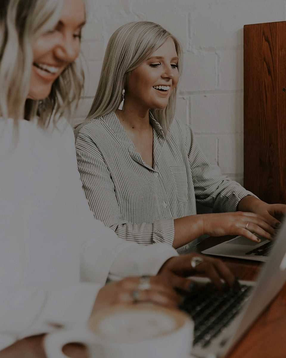  Bij Integrated Development integreer ik de principes van stoïcisme en positieve psychologie in de trainingen, samen met inzichten over verbondenheid, hoop en positieve energie. Zo help ik leiders en hun teams om te floreren, zelfs onder druk.